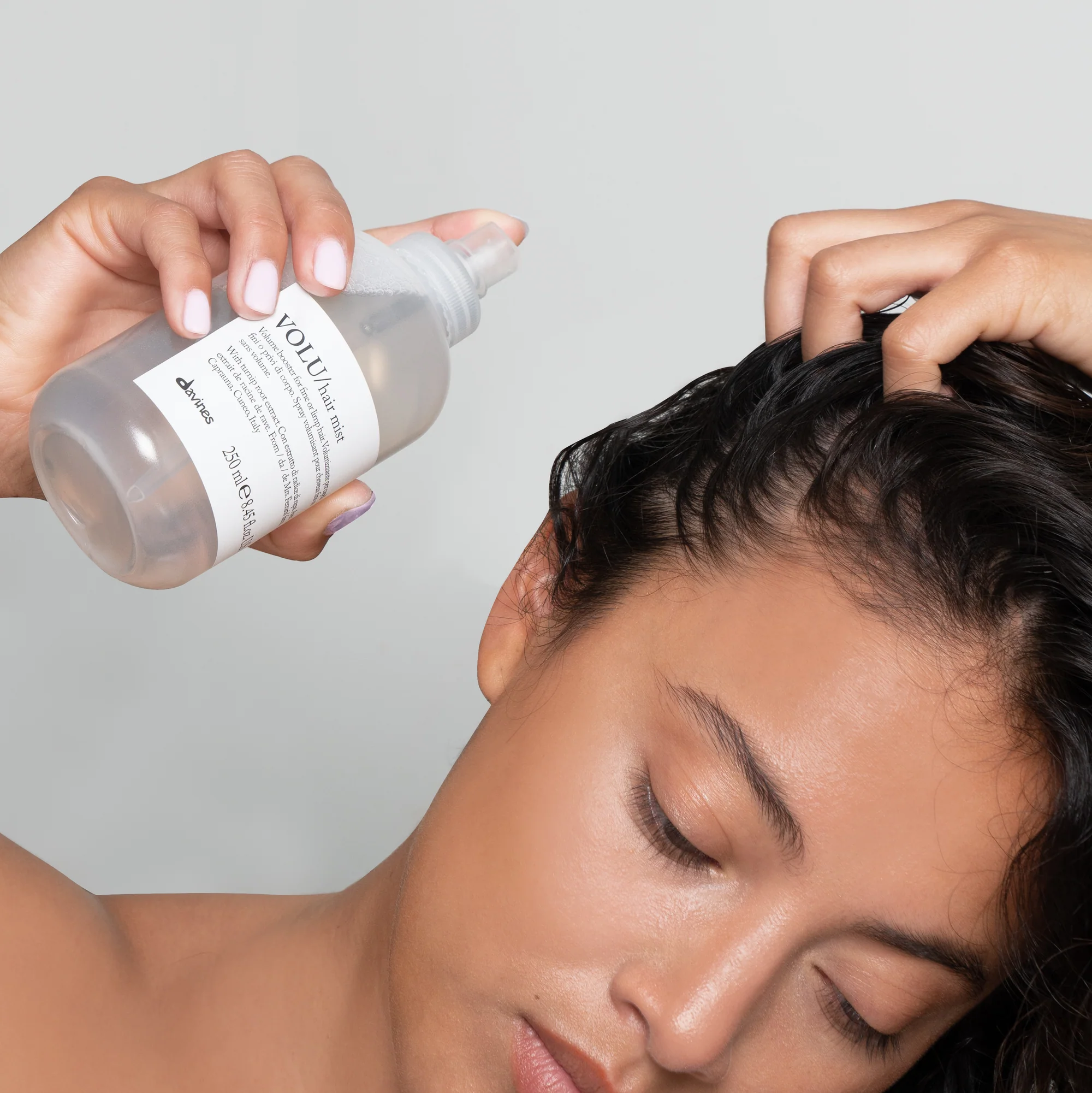 Несмываемый спрей для придания объема волосам - Davines Essential Haircare Volu Hair mist